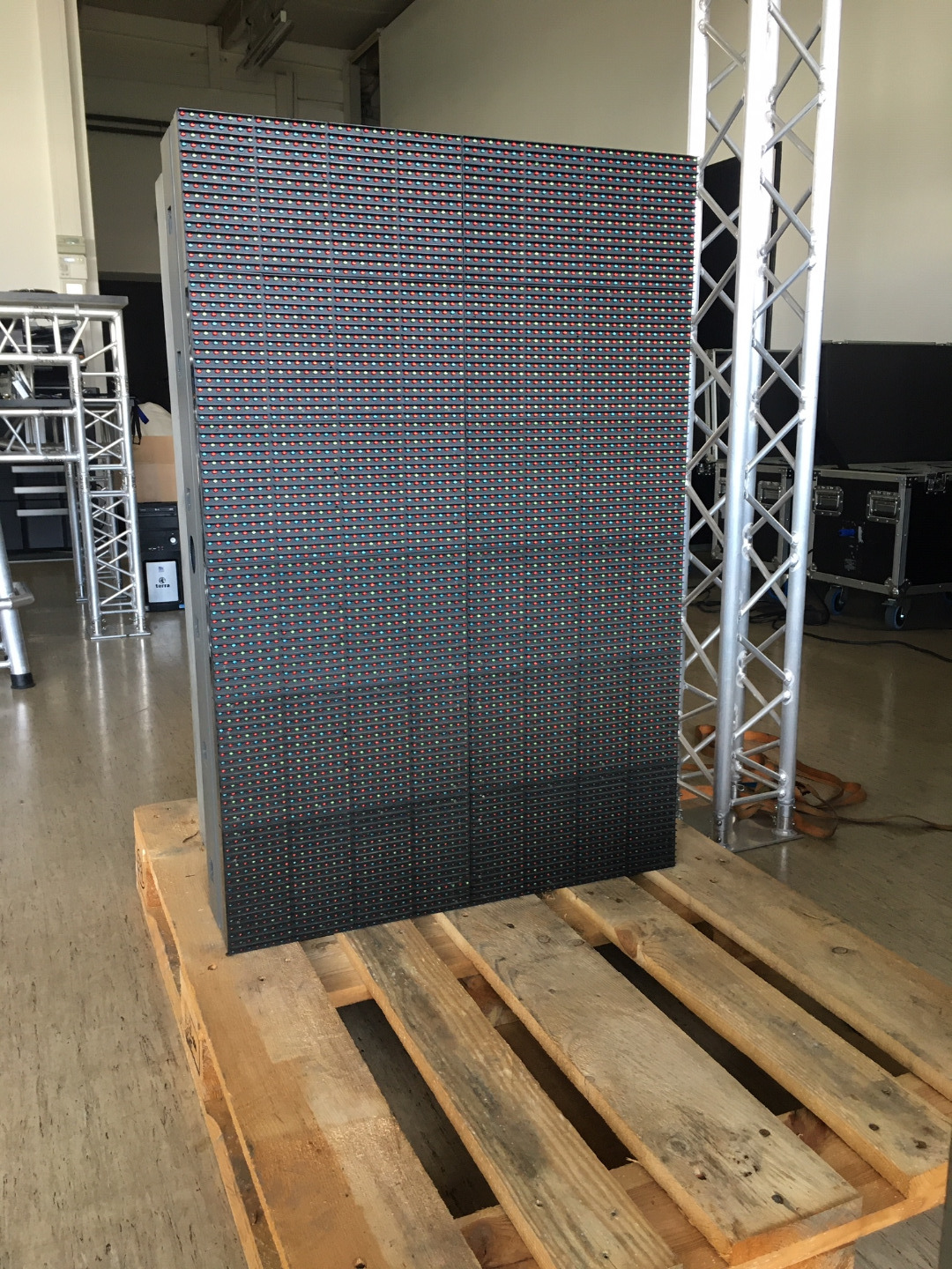 outdoor-led-wand-10mm-3000-eur-gebrauchte-veranstaltungstechnik-de